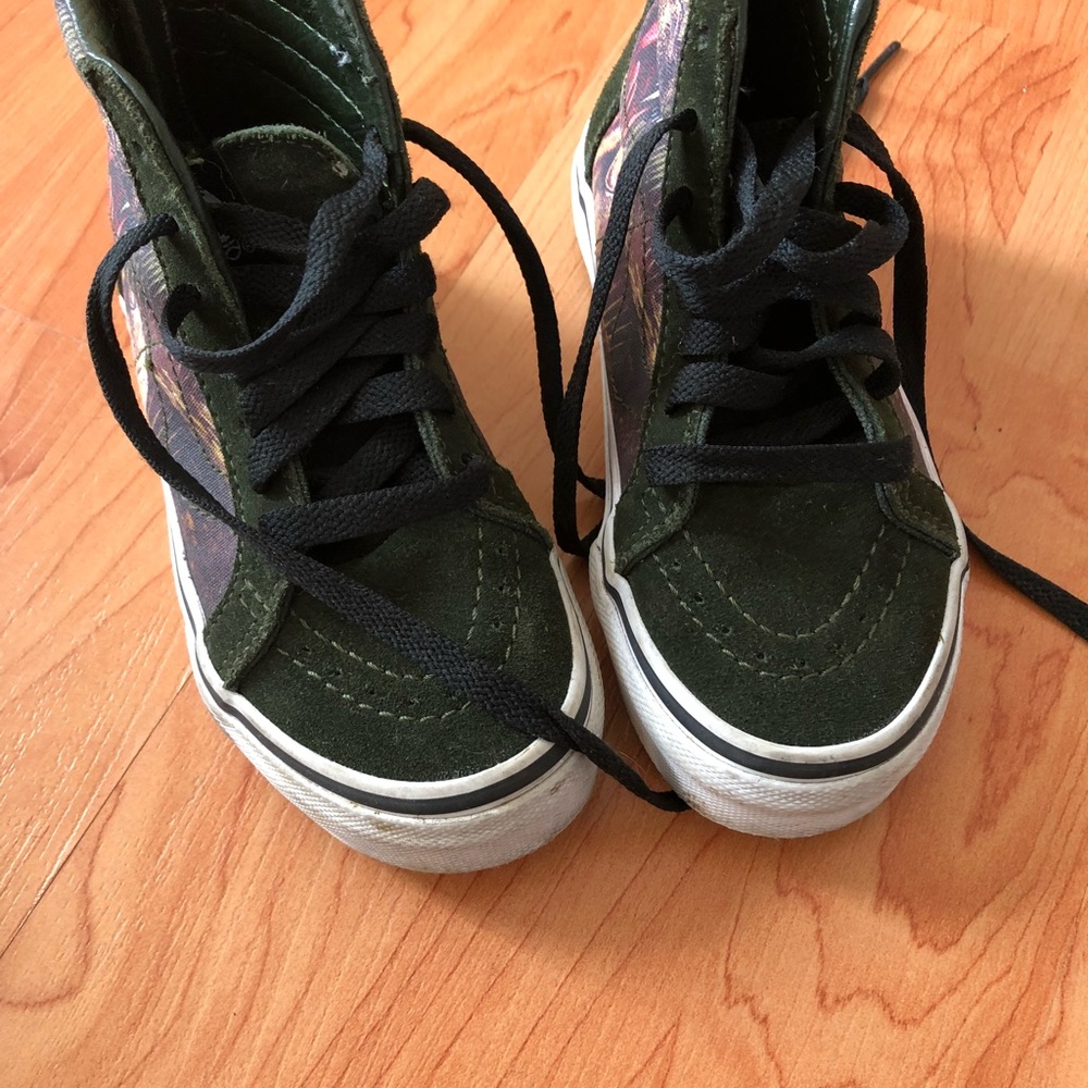 Kid’s can shoes size 11
